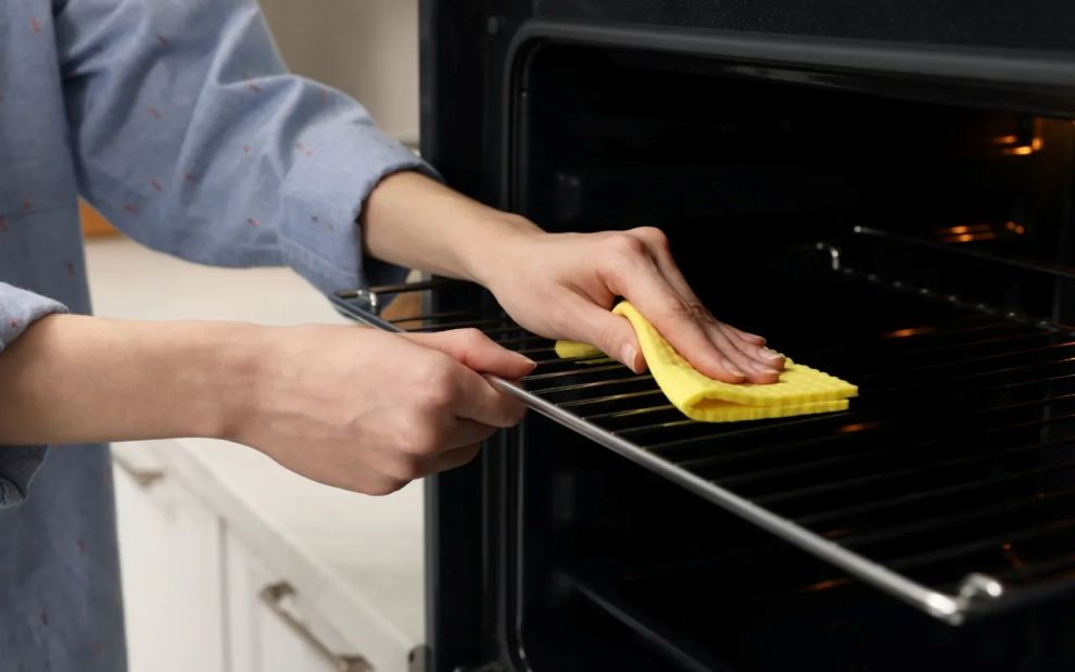 Τέλος το τρίψιμο: Πώς να καθαρίσετε τις σχάρες του φούρνου σε χρόνο-ρεκόρ