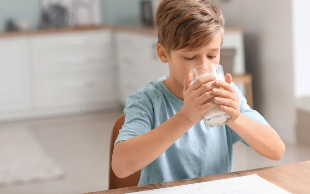 Γάλα και ύψος παιδιού: Συνδέονται τελικά μεταξύ τους; Η απάντηση του παιδιάτρου