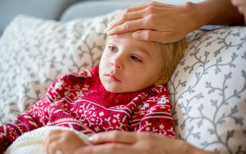 Γρίπη και ιώσεις σε έξαρση: Τι πρέπει να προσέχουν οι γονείς
