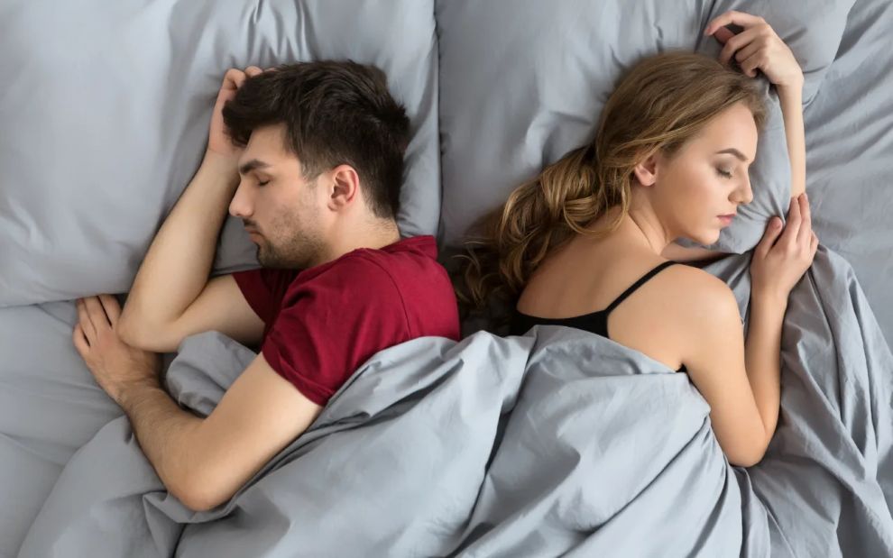 Σου γυρίζει την πλάτη όταν κοιμάται; Τι σημαίνει για τη σχέση, σύμφωνα με την ψυχολογία