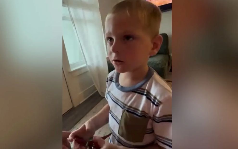 Μίλησε απότομα στο μικρό της, αλλά επέστρεψε με μια κίνηση που συγκίνησε τους πάντες