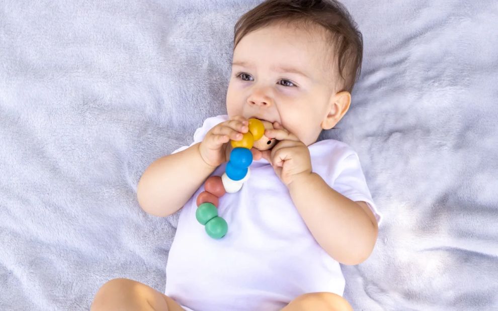 Γιατί τα μωρά βάζουν τα πάντα στο στόμα τους; Οι λόγοι θα σε εκπλήξουν