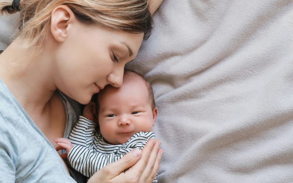 Πότε και πόσο συχνά να κρατάς το μωρό σου αγκαλιά; Η επιστήμη απαντά