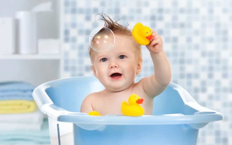 Πόσο συχνά πρέπει να κάνω μπάνιο το μωρό; Ένας οδηγός ανά ηλικία