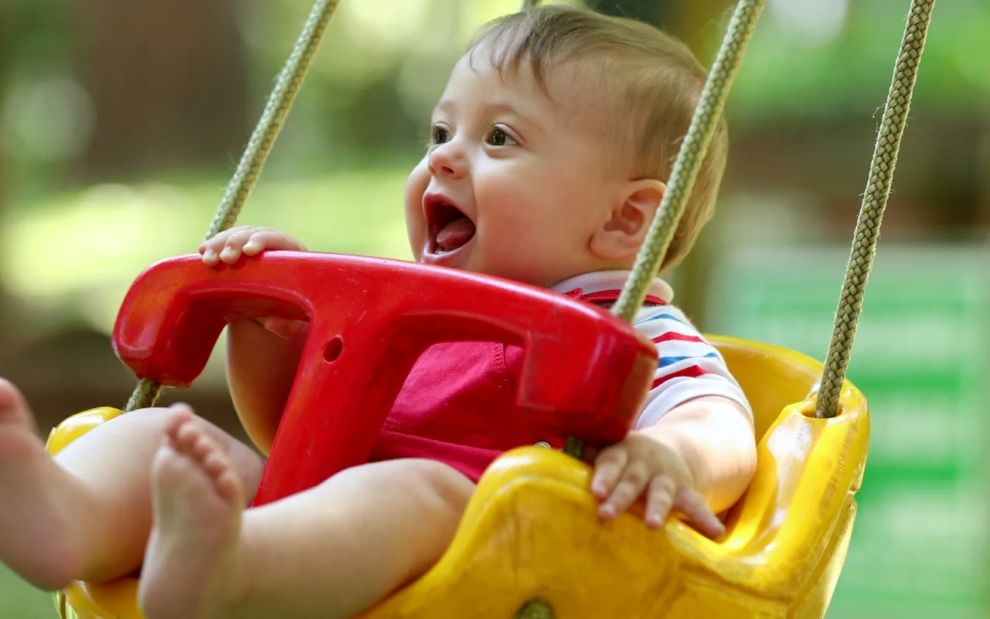 Από ποια ηλικία μπορώ να βάλω το μωρό στις κούνιες της παιδικής χαράς;