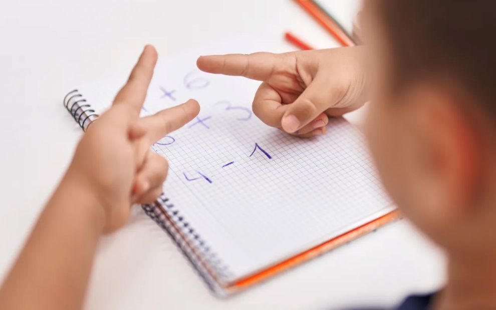 Το παιδί μετράει στα δάχτυλα: Τι σημαίνει αυτό για τις δεξιότητές του στα μαθηματικά;