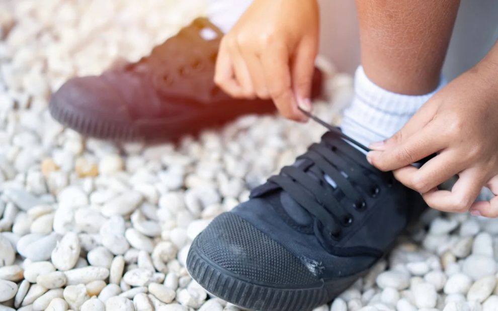 Ένα ζευγάρι παπούτσια, ένα τρένο και η παιδική ενσυναίσθηση μέσα σε 4 λεπτά