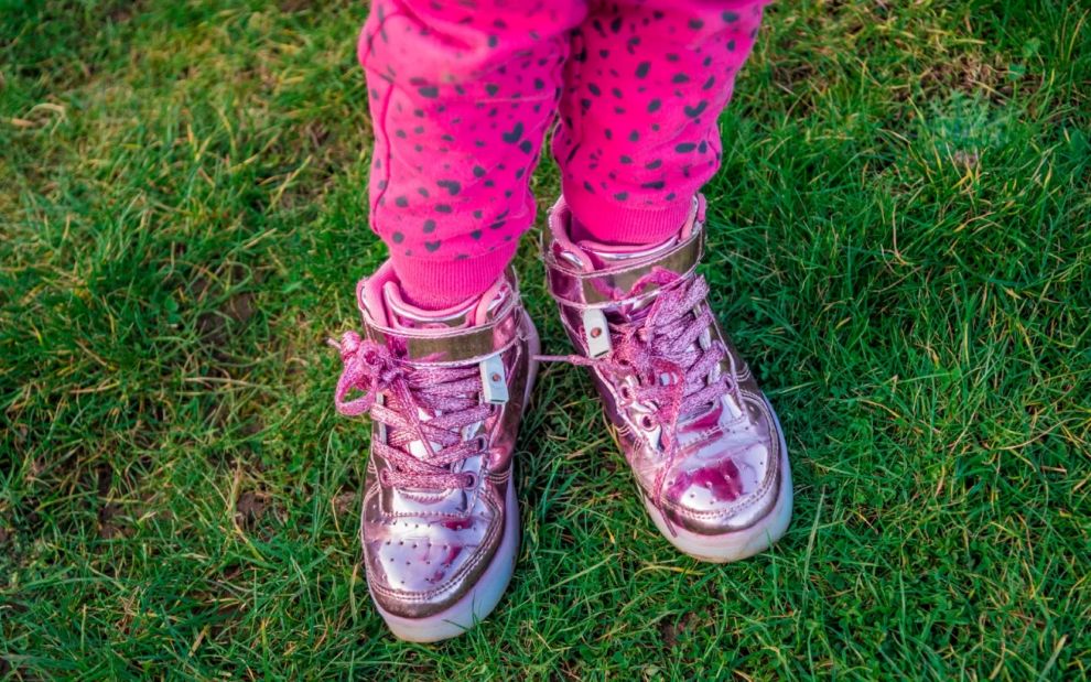 3χρονη φόρεσε τα πιο… «άκυρα» παπούτσια εκδρομής: Το ξεκαρδιστικό video των 15 εκατ. views