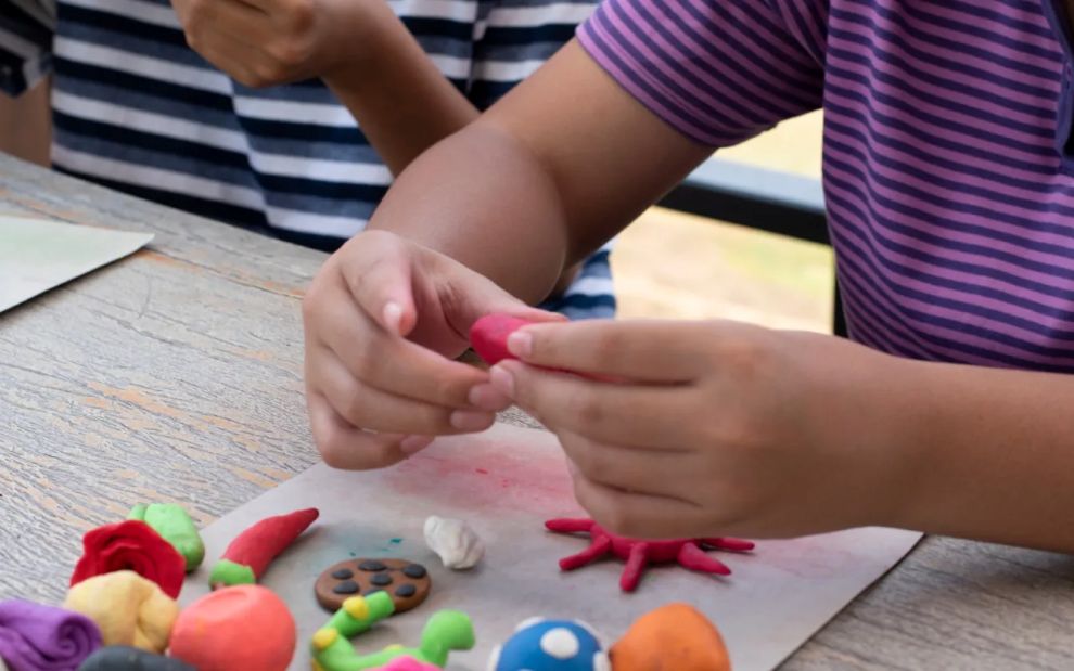 Φτιάξτε πλαστελίνη μαζί με τα παιδιά με υλικά που έχετε στο σπίτι