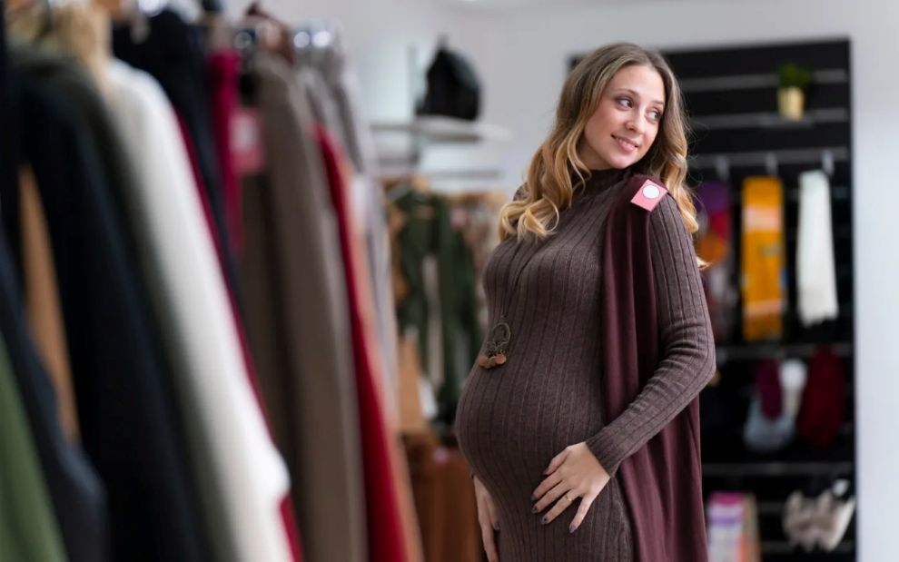 Δυσκολεύεσαι με τα νούμερα των ρούχων εγκυμοσύνης; Δες πώς θα βρεις το σωστό μέγεθος