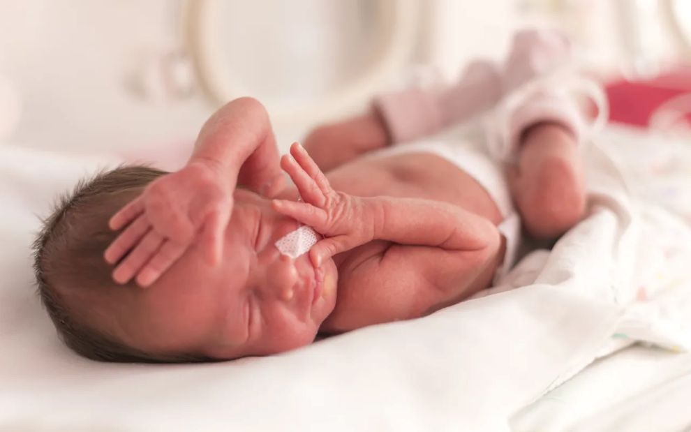 Μία συγκινητική ιστορία: Προωράκι έζησε το θαύμα και θα δει τον κόσμο με τα μάτια του