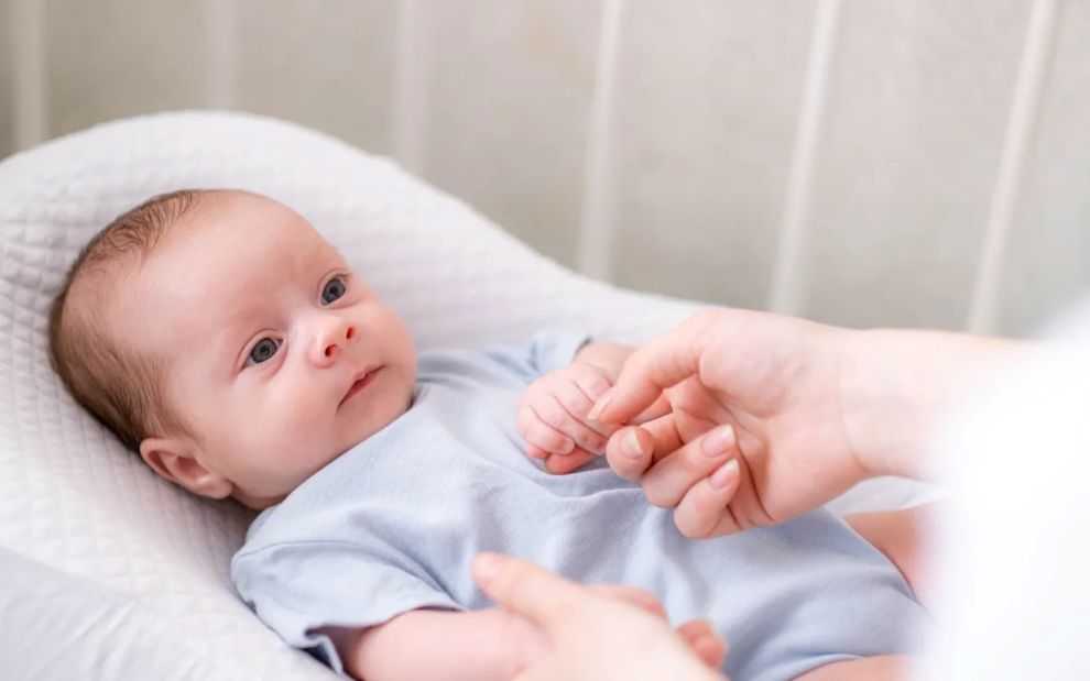 Τι είναι «το φιλί του αγγέλου» και «το δάγκωμα του πελαργού» που μπορεί να εμφανιστεί στα νεογέννητα;