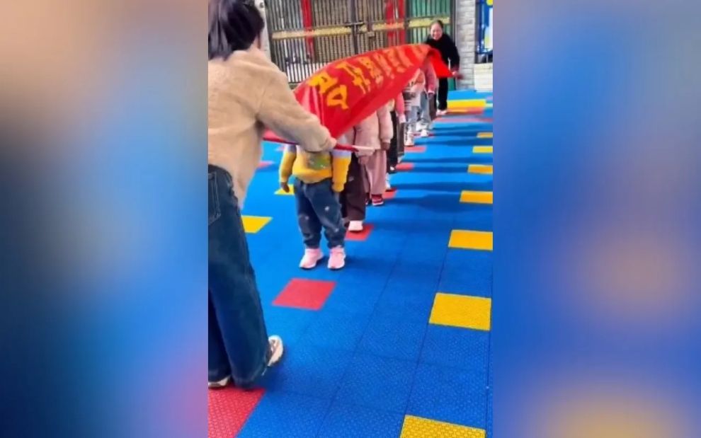 Μαθητές λύθηκαν στα γέλια μαθαίνοντας τον στατικό ηλεκτρισμό με τον πιο αστείο τρόπο