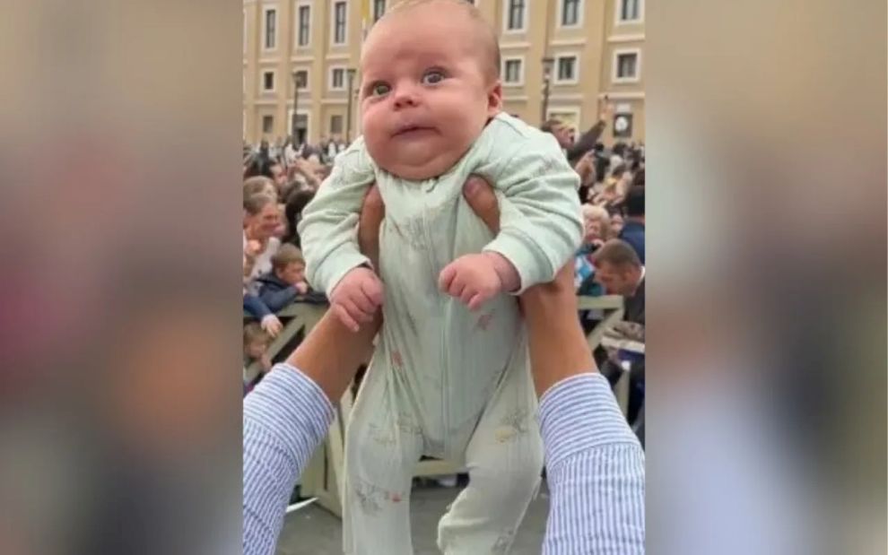 Τι συνέβη με δύο βρεφάκια και τον πάπα Λέοντα; Το βίντεο που σάρωσε με πάνω από 10 εκατ. views