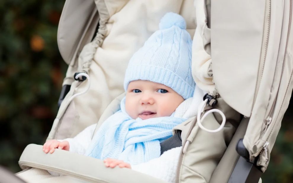 Χειμώνας με το μωρό: Πώς το προστατεύουμε σωστά στις χαμηλές θερμοκρασίες
