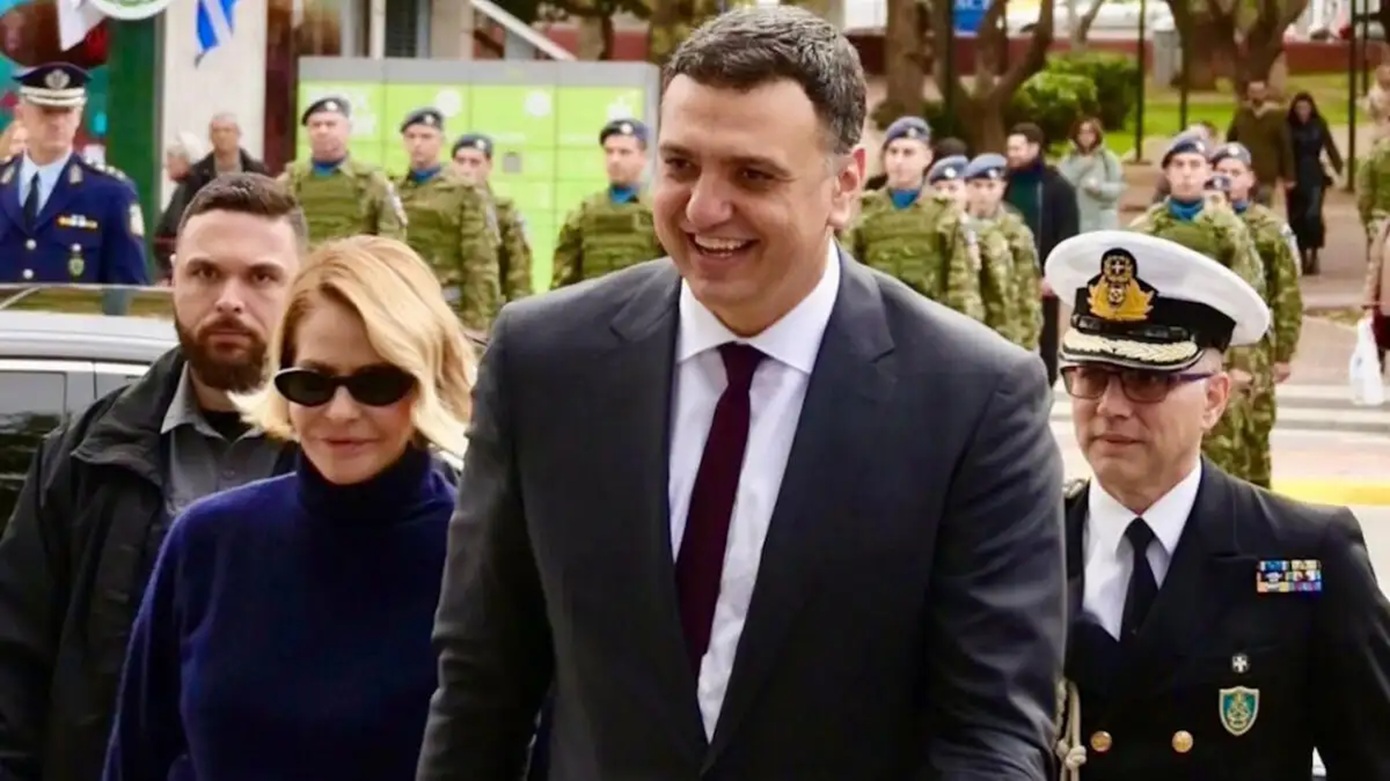 Βασίλης Κικίλιας &#8211; Τζένη Μπαλατσινού με τον γιο τους στα Θεοφάνια &#8211; Οι φωτογραφίες που επέλεξαν από τον αγιασμό των υδάτων