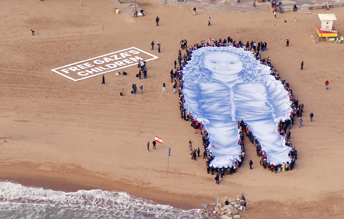 Βαρκελώνη: To συγκλονιστικό αντίο στην  6χρονη Χιντ &#8211;  Το πορτρέτο της που «σκέπασε» την παραλία