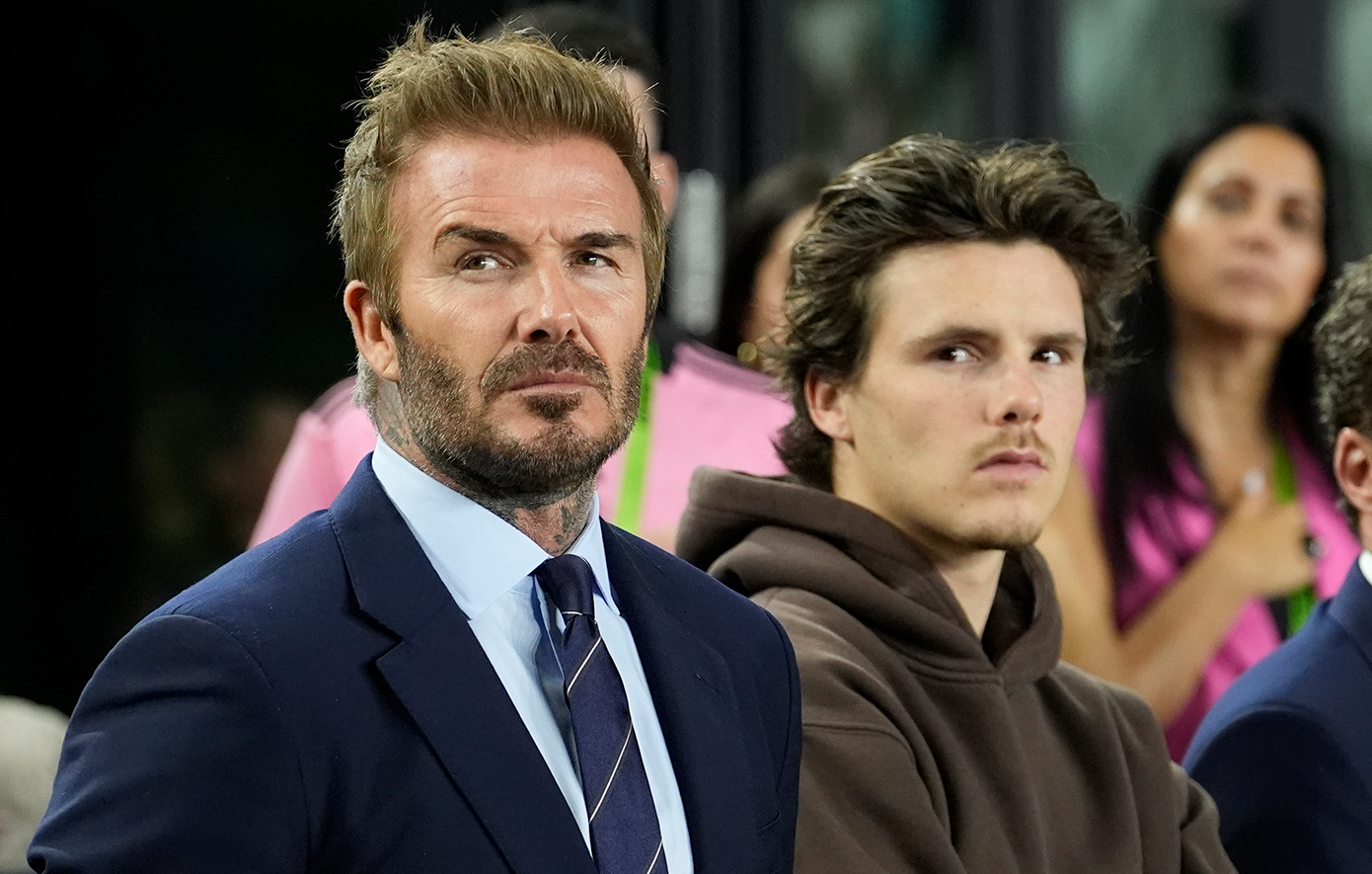 Ο Κρουζ Μπέκαμ έκανε like σε βίντεο τρολάρει τη μαμά του, Βικτόρια, για τον ακατάλληλο χορό της στον γάμο του Μπρούκλιν