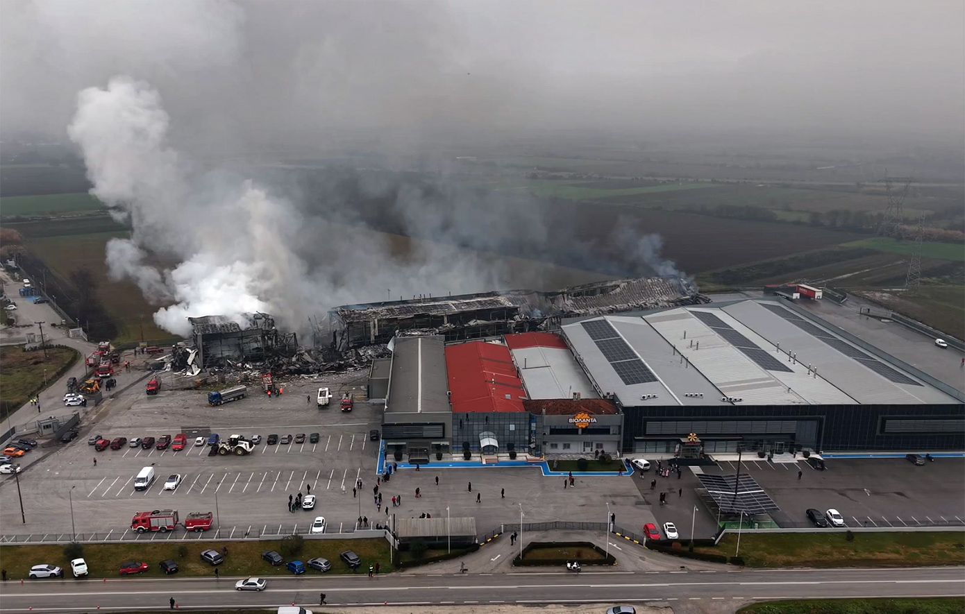 Τραγωδία στη «Βιολάντα»: Στάχτη το εργοστάσιο, θρήνος για τα θύματα &#8211; Σοκάρουν οι εικόνες καταστροφής από drone