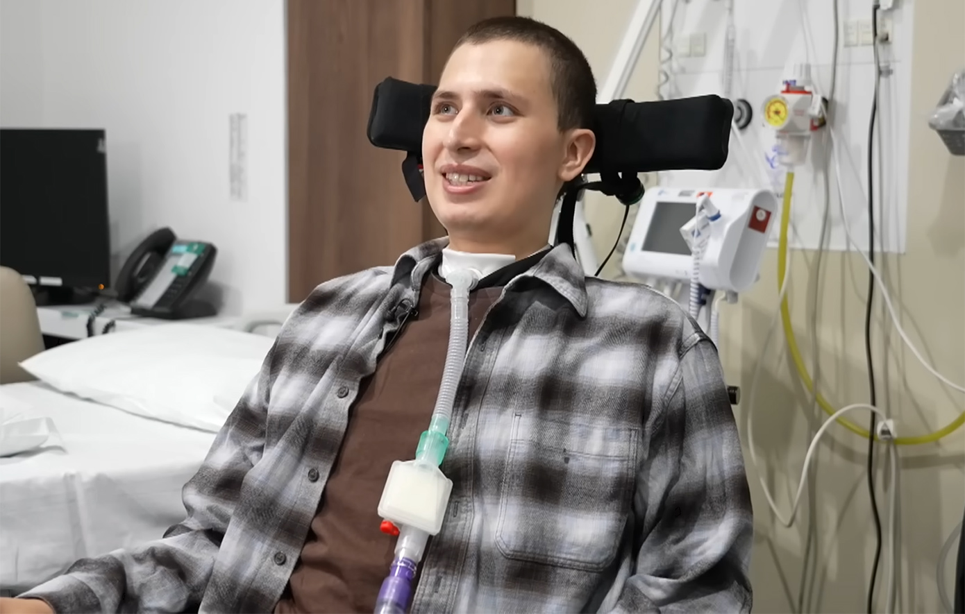 Κουνάει τον κέρσορα του Η/Υ με το μυαλό του &#8211;  Πώς άλλαξε η ζωή παράλυτου που έβαλε το εγκεφαλικό εμφύτευμα του Έλον Μασκ