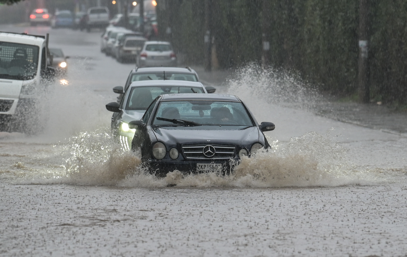 Ισχυρές καταιγίδες στην Αττική από την κακοκαιρία: Φούσκωσαν Κηφισσός και Ιλισός, διακοπές κυκλοφορίας, εκκενώθηκαν και σπίτια