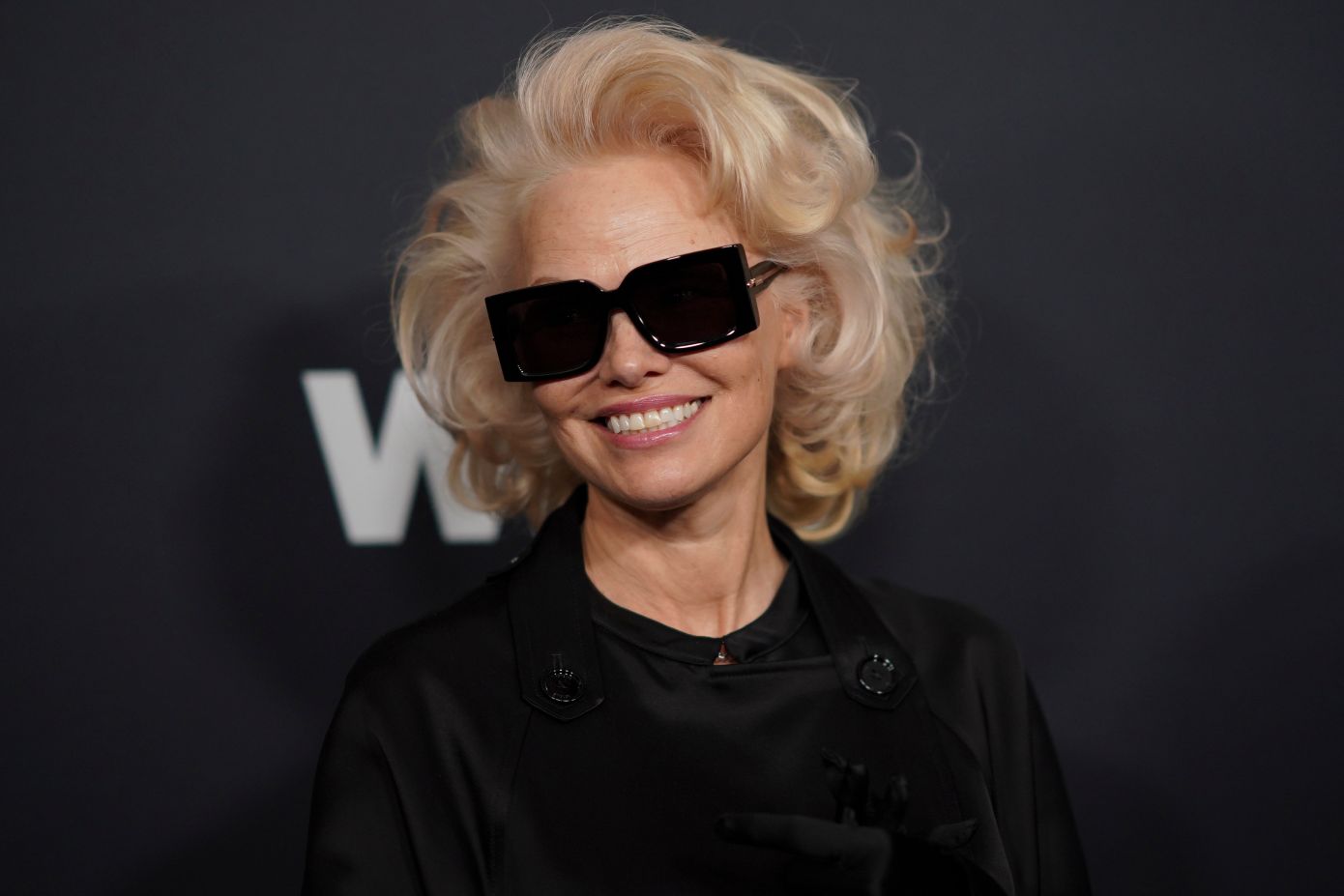 Η Pamela Anderson επέστρεψε στο iconic πλατινέ ξανθό της με έμπνευση τη Jeanne Moreau