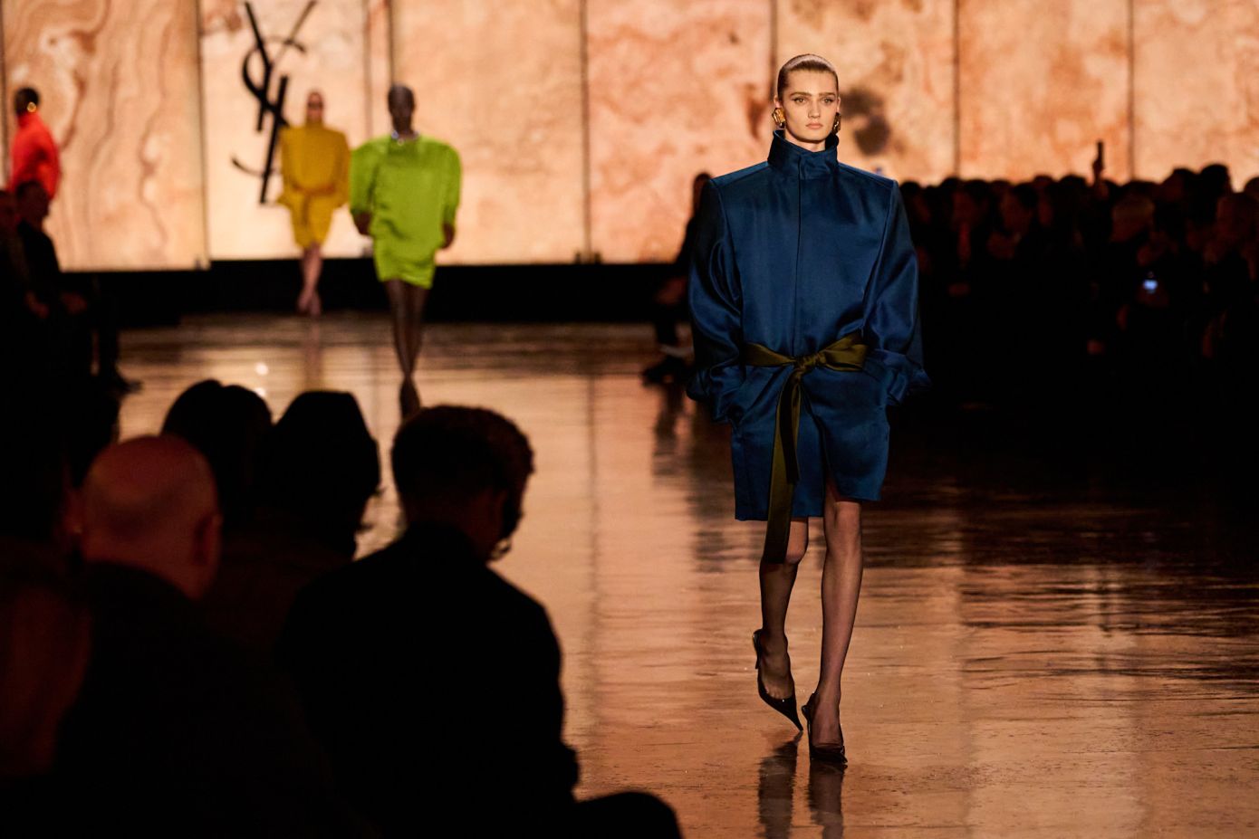 Το non binary top model Yura Romaniuk διαφημίζει και γυναικεία και ανδρικά ρούχα επαναπροσδιορίζοντας τη σύγχρονη μόδα