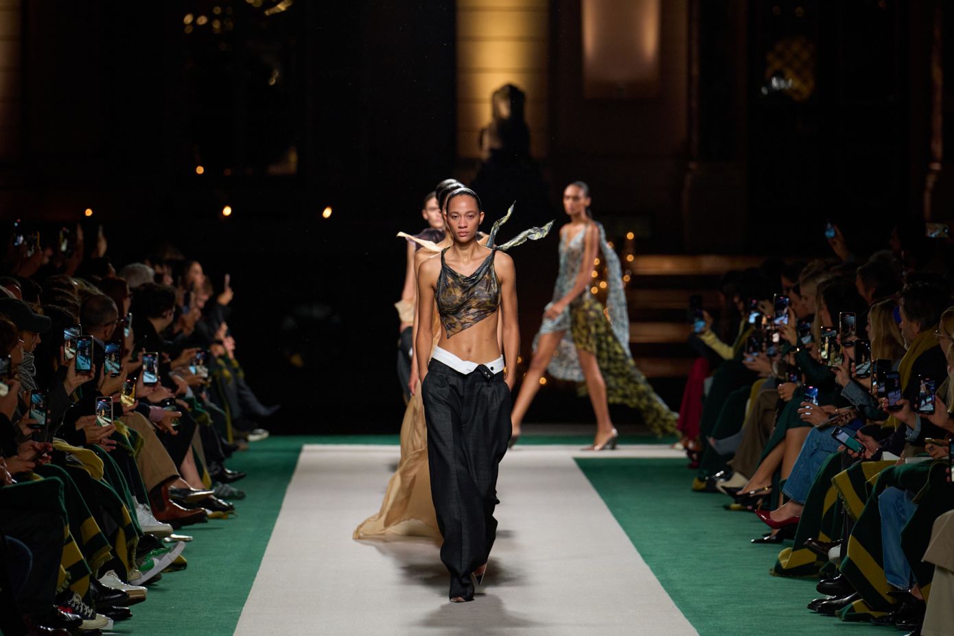 Στα fashion shows χρησιμοποιούν πλέον άρωμα για να μείνουν αξέχαστα τα ρούχα που παρουσιάζουν: Πώς μυρίζει η πασαρέλα;