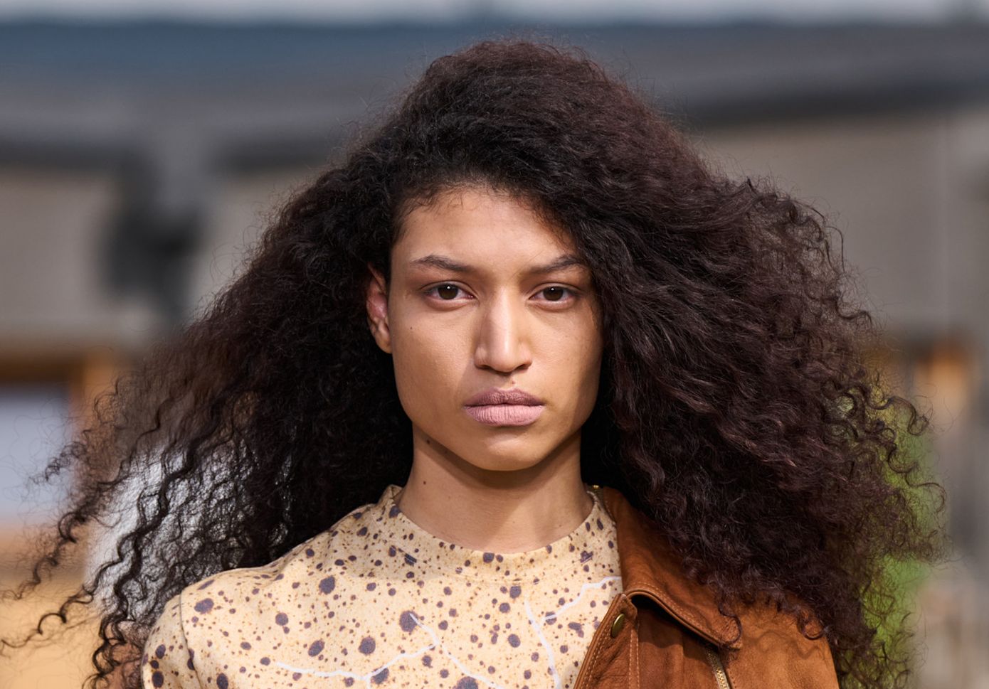 Τα τρία λάθη που κάνουμε όταν λούζουμε τα μαλλιά μας και τα ψιλο καταστρέφουμε σύμφωνα με μια φαρμακοποιό