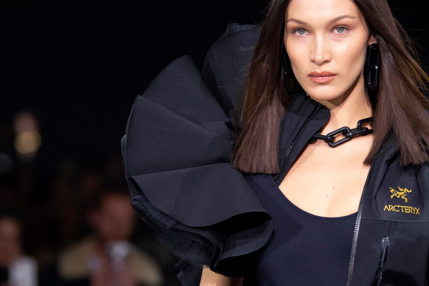 Η Bella Hadid επανέφερε την τάση του εκτεθειμμένου στρινγκ από τα 00s με τον πιο κομψά προκλητικό τρόπο