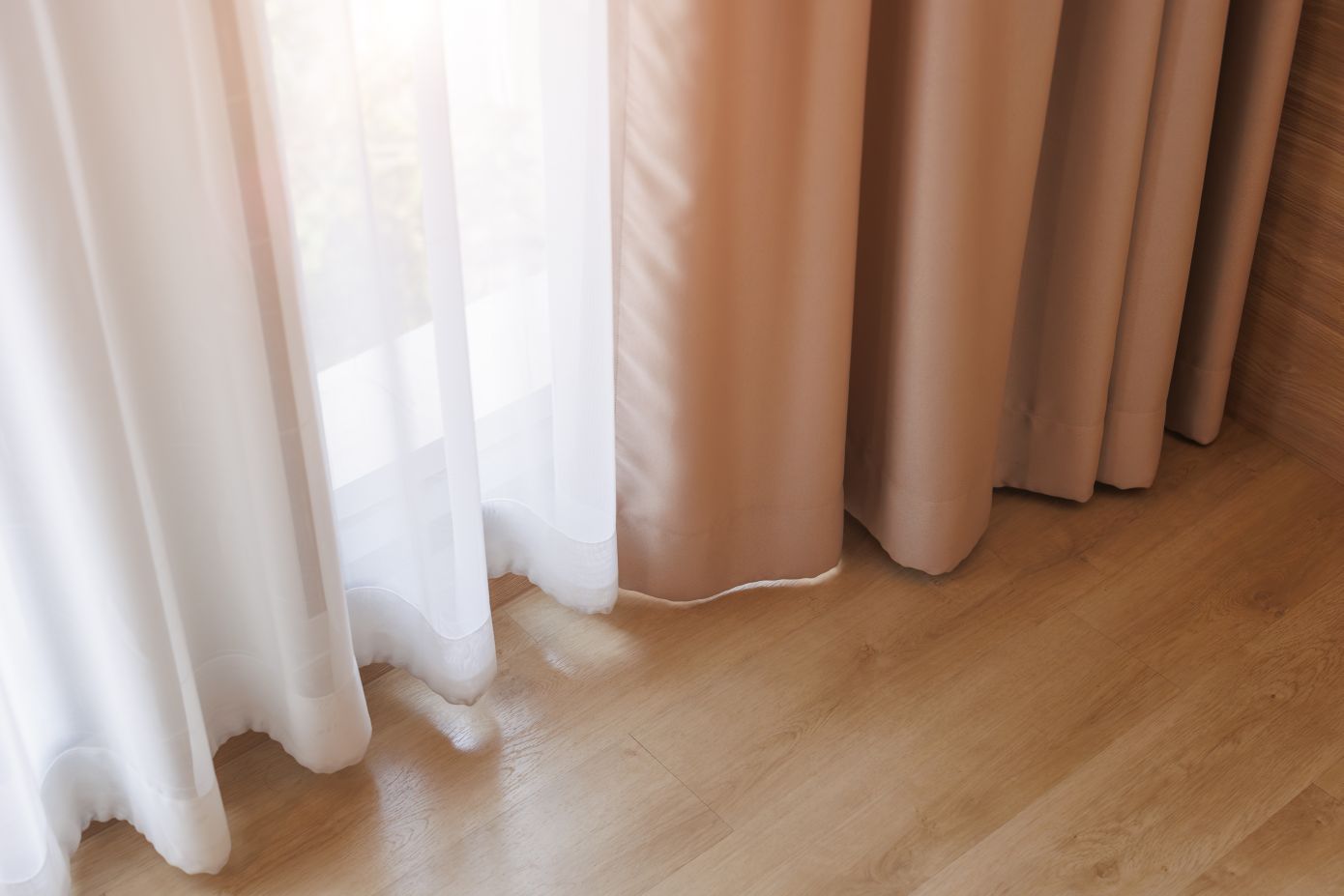 Οι κουρτίνες σας περισσεύουν σε μήκος; Το εύκολο trick για να τις κοντύνετε χωρίς ράψιμο