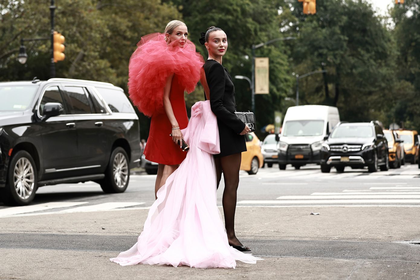 Rucking: Aν βαριέστε τη γυμναστική, αυτή η τάση μετατρέπει τη βόλτα σε κανονική προπόνηση