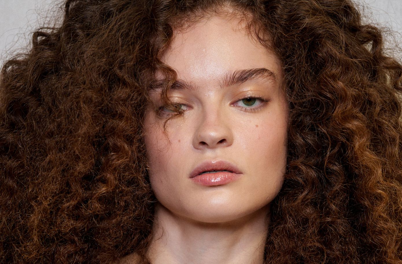 Face Peeling: Tι απολέπιση να επιλέξετε για το πρόσωπό σας φυσική ή χημική και γιατί;