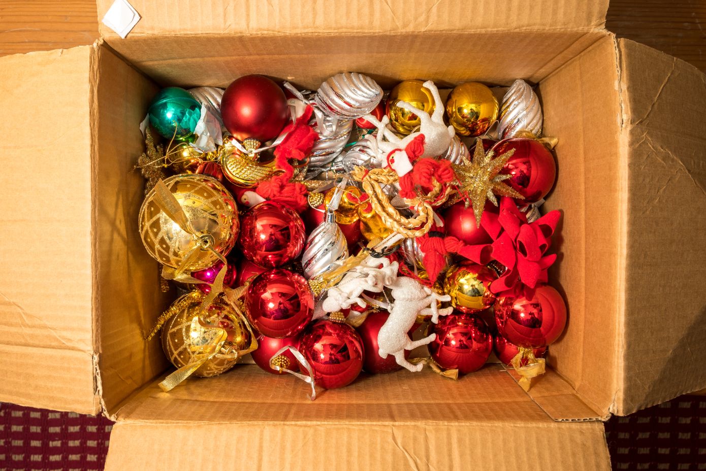 Πώς να ξεστολίσετε γρήγορα και εύκολα το χριστουγεννιάτικο δέντρο και το σπίτι σας