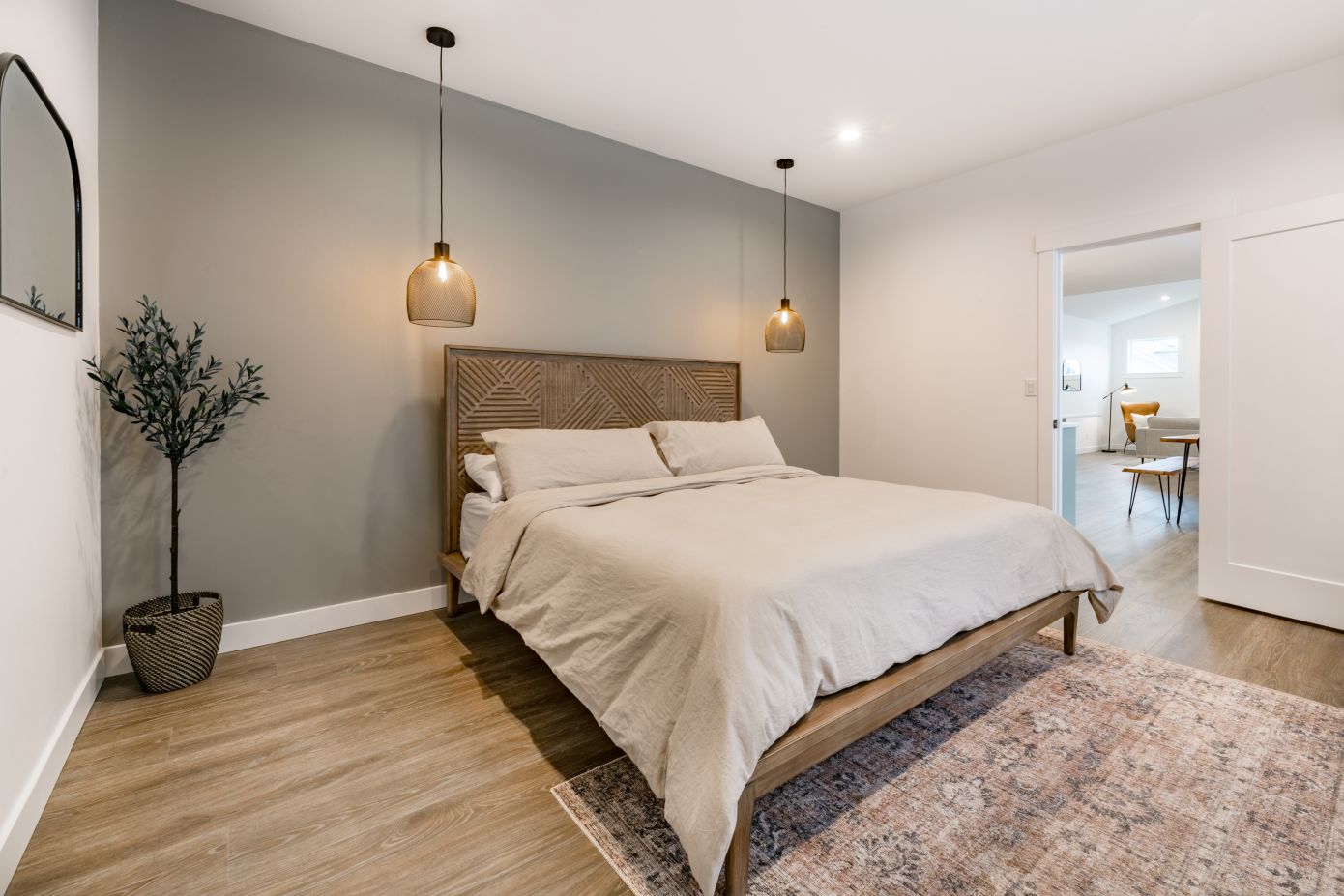 Tο ξύλινο δάπεδο στο υπνοδωμάτιο είναι πλέον πασέ: Τι παίρνει τη θέση του;