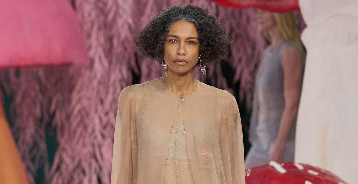 Στη πασαρέλα υψηλής ραπτική του οίκου Chanel τα μοντέλα έδειξαν πως οι γυναίκες δεν έχουν ημερομηνία λήξης