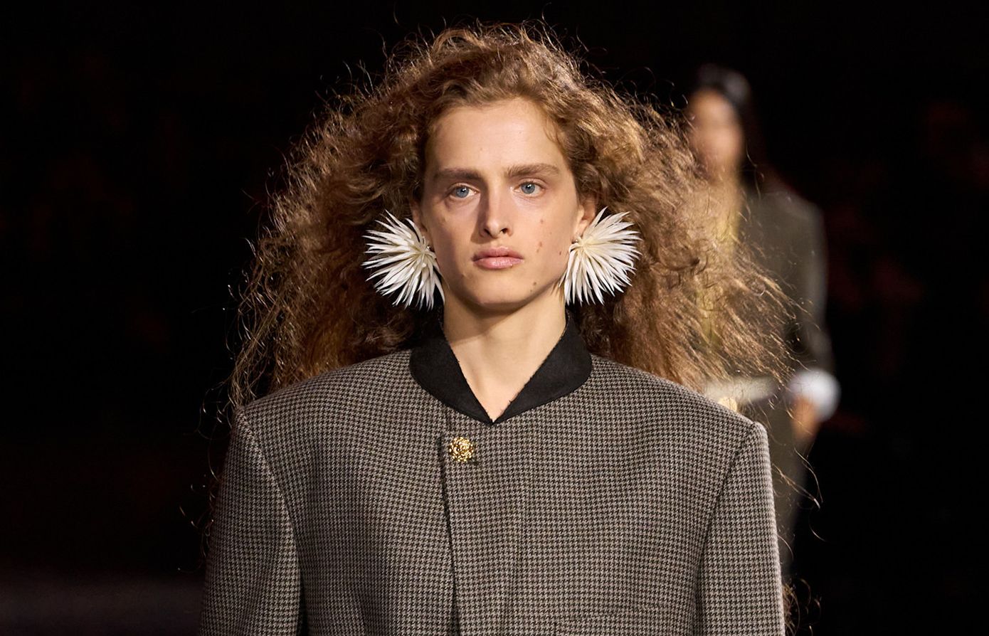 Πλαϊνή χωρίστρα με όγκο: Το εμβληματικό χτένισμα των 80s επιστρέφει το 2026