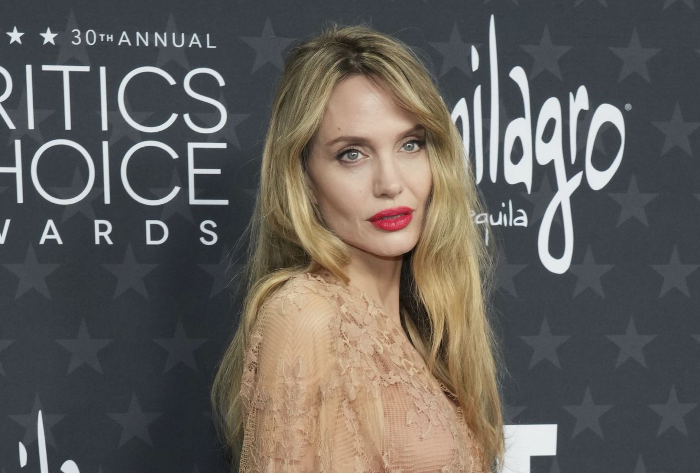 «Couture»: Η Angelina Jolie επιστρέφει με έναν ρόλο που ενώνει τη μόδα με την πιο ευαίσθητη προσωπική της ιστορία και τη μητέρα της