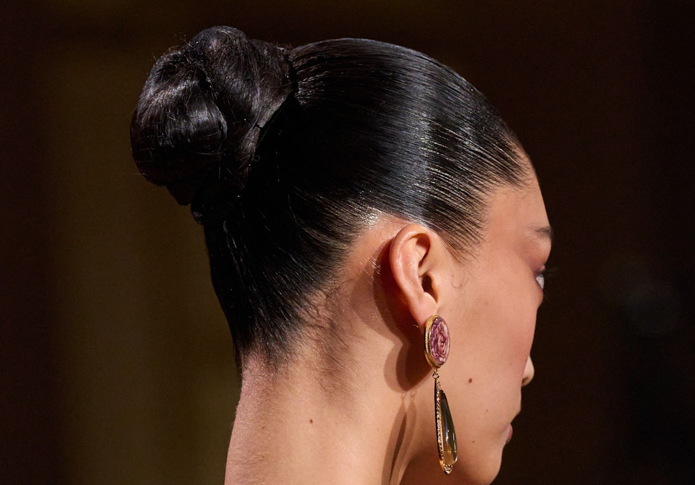 Treatment bun: Το χτένισμα που σώζει τις άλουστες μέρες και φροντίζει στο έπακρο τα μαλλιά σας