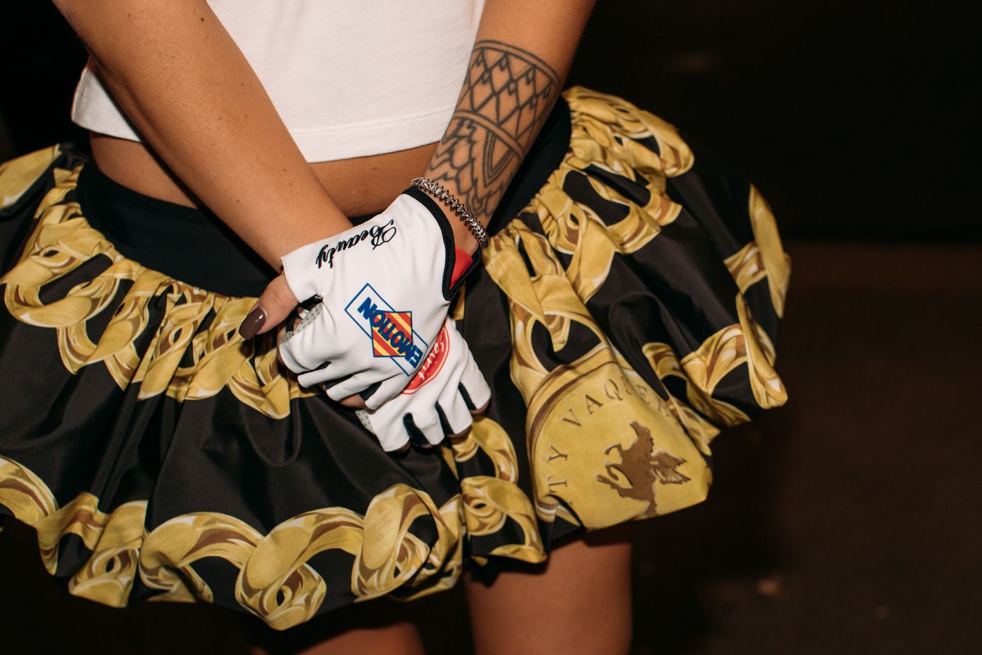 Τι πραγματικά αντιπροσωπεύει η freaky skirt όπως χαρακτήρισε αυτή τη φούστα το Harper&#8217;s Bazaar;