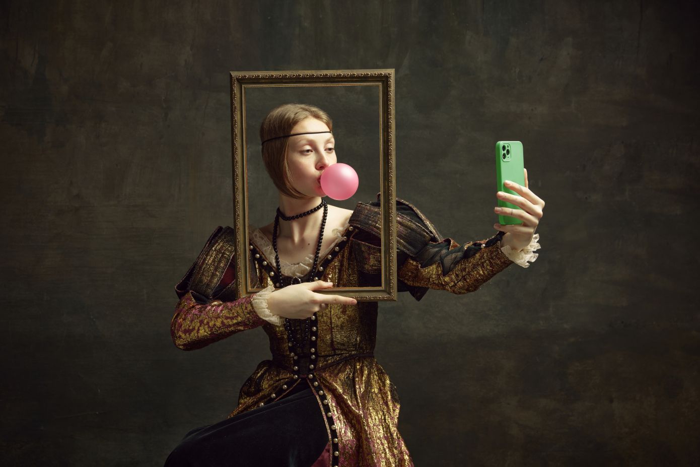 Kόλλησε τσίχλα στα ρούχα σας; Έτσι θα την ξεκολλήσετε εύκολα και χωρίς υπολείμματα