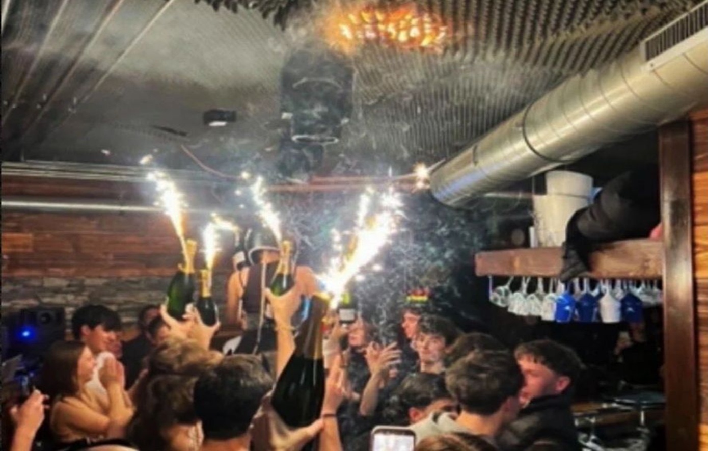 Συγκλονίζει η 25χρονη Λουίζ, η μόνη σερβιτόρα που σώθηκε από την φωτιά στο Κραν Μοντανά:   «Βλέπω τα πρόσωπα των νεκρών»