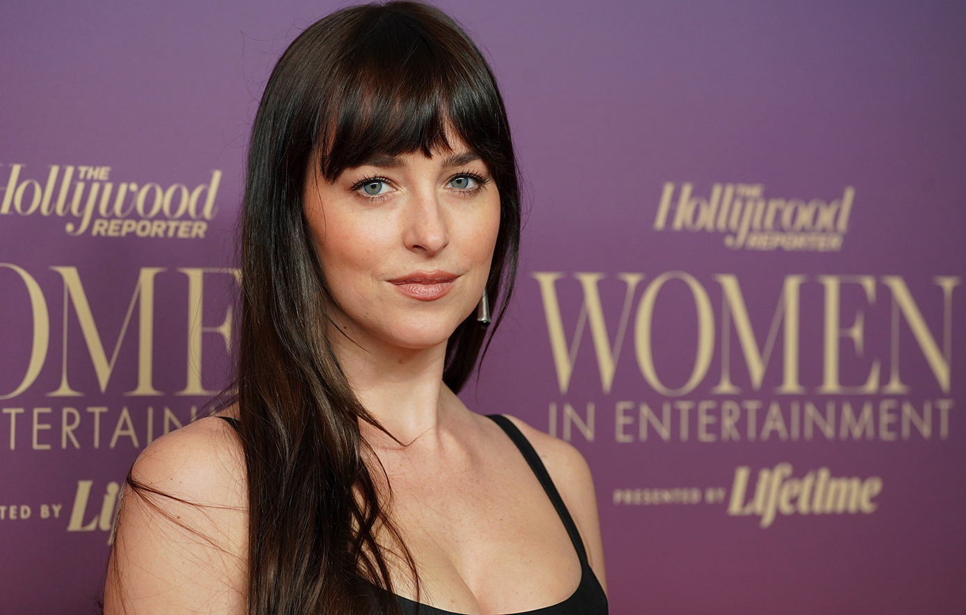 Η Ντακότα Τζόνσον είναι σε νέα σχέση μετά τον χωρισμό της από τον Κρις Μάρτιν &#8211; Δείτε φωτογραφίες