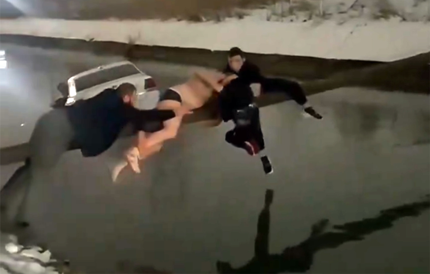 Φοβερή επιχείρηση διάσωσης από περαστικούς: Δημιούργησαν ανθρώπινη «αλυσίδα» και έσωσαν παιδί από ταξί που βυθιζόταν σε ρέμα