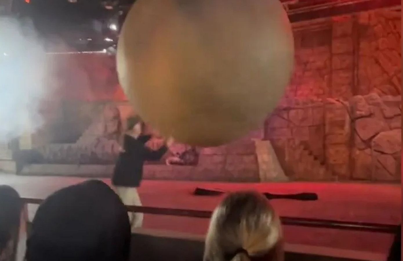 Υπάλληλος της Disney τραυματίστηκε προσπαθώντας να συγκρατήσει ψεύτικο βράχο 180 κιλών πριν πέσει στο κοινό