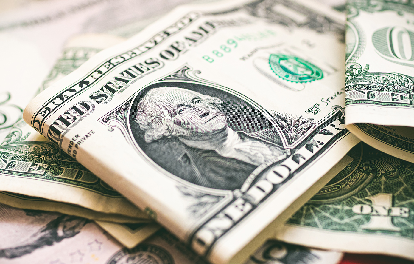 «Βουτιά» για το δολάριο: Σε χαμηλά τετραετίας μετά τις δηλώσεις Τραμπ