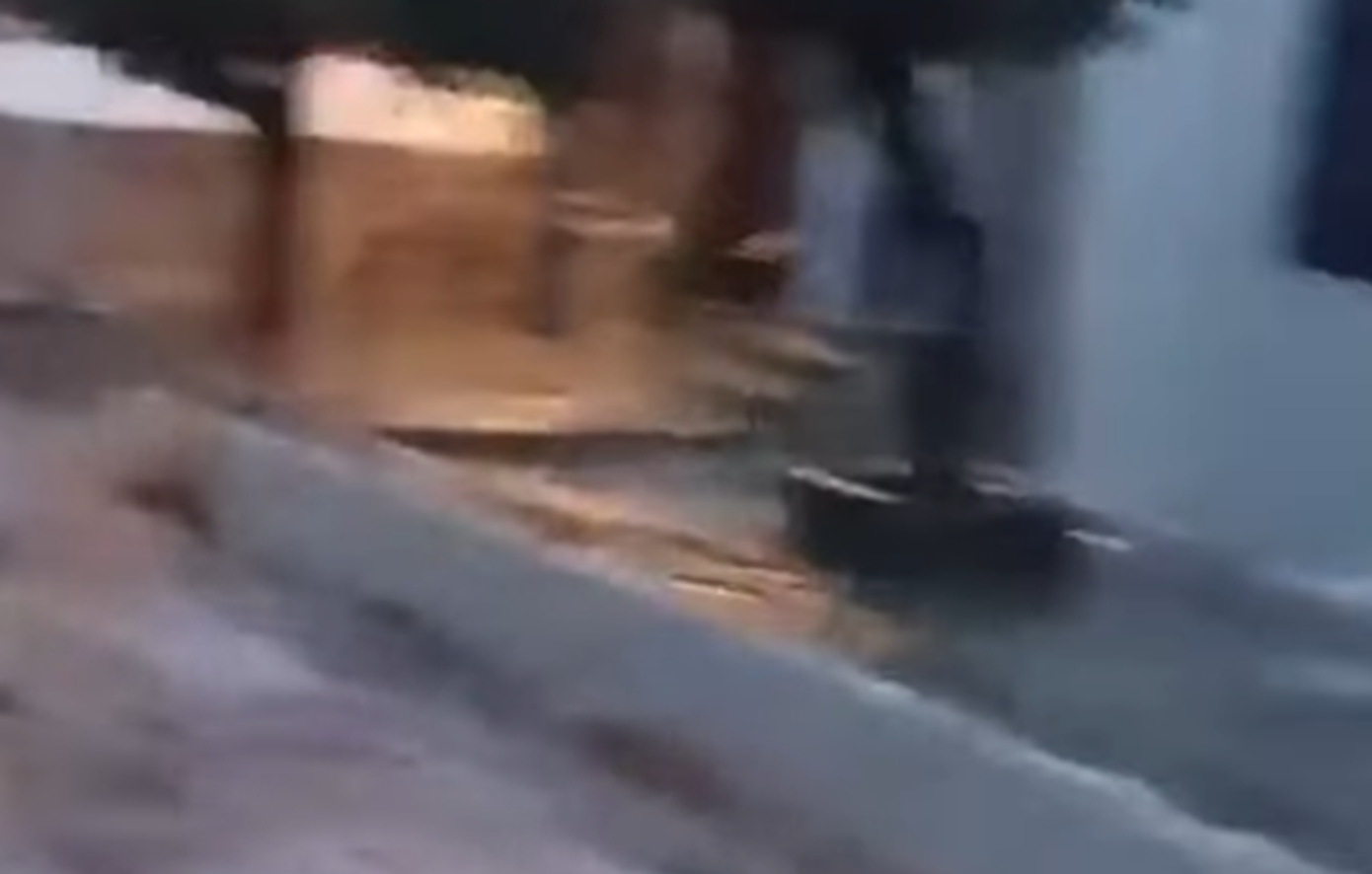 Ποτάμια οι δρόμοι στην Ύδρα από την κακοκαιρία, δείτε βίντεο