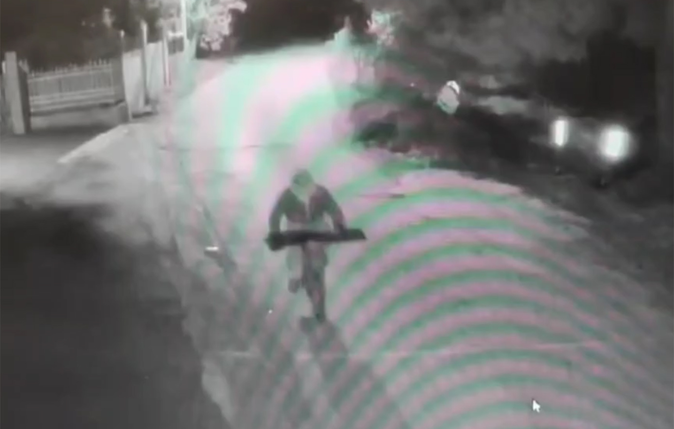 Bίντεο ντοκουμέντο από τη δράση του 37χρονου εμπρηστή στο Μενίδι: Έβαλε φωτιά σε εργοστάσιο και έφυγε με ποδήλατο