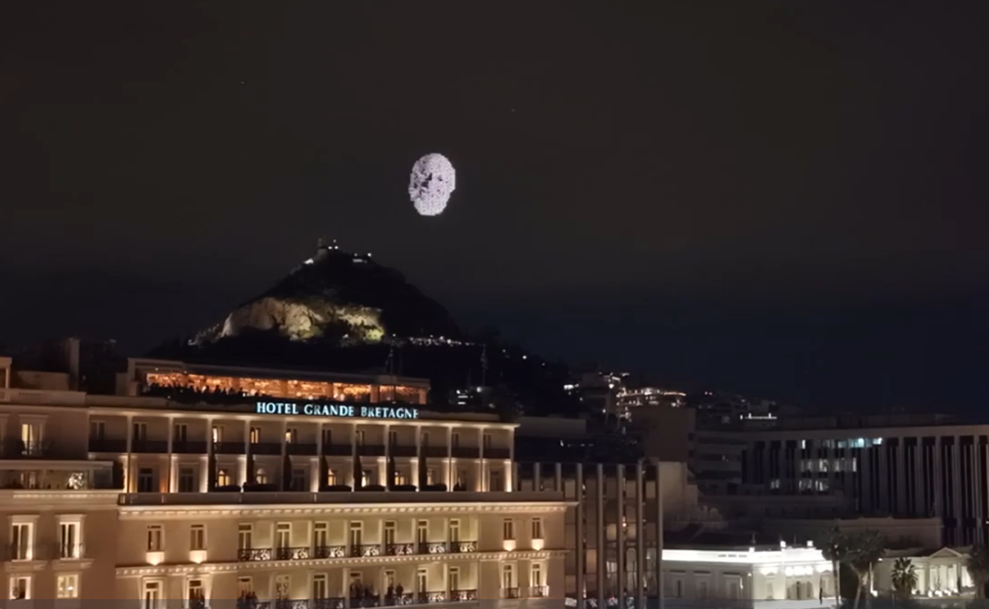 Νέα πλάνα από τη συγκινητική στιγμή που τα drones «ζωγράφισαν» το πρόσωπο του Διονύση Σαββόπουλου στον ουρανό της Αθήνας