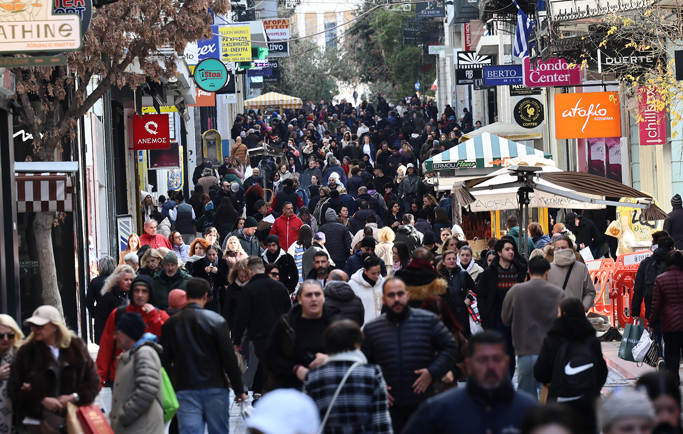 Πρεμιέρα χειμερινών εκπτώσεων με «βουτιά» τιμών έως 50% &#8211; Στους δρόμους οι καταναλωτές για την έρευνα αγοράς